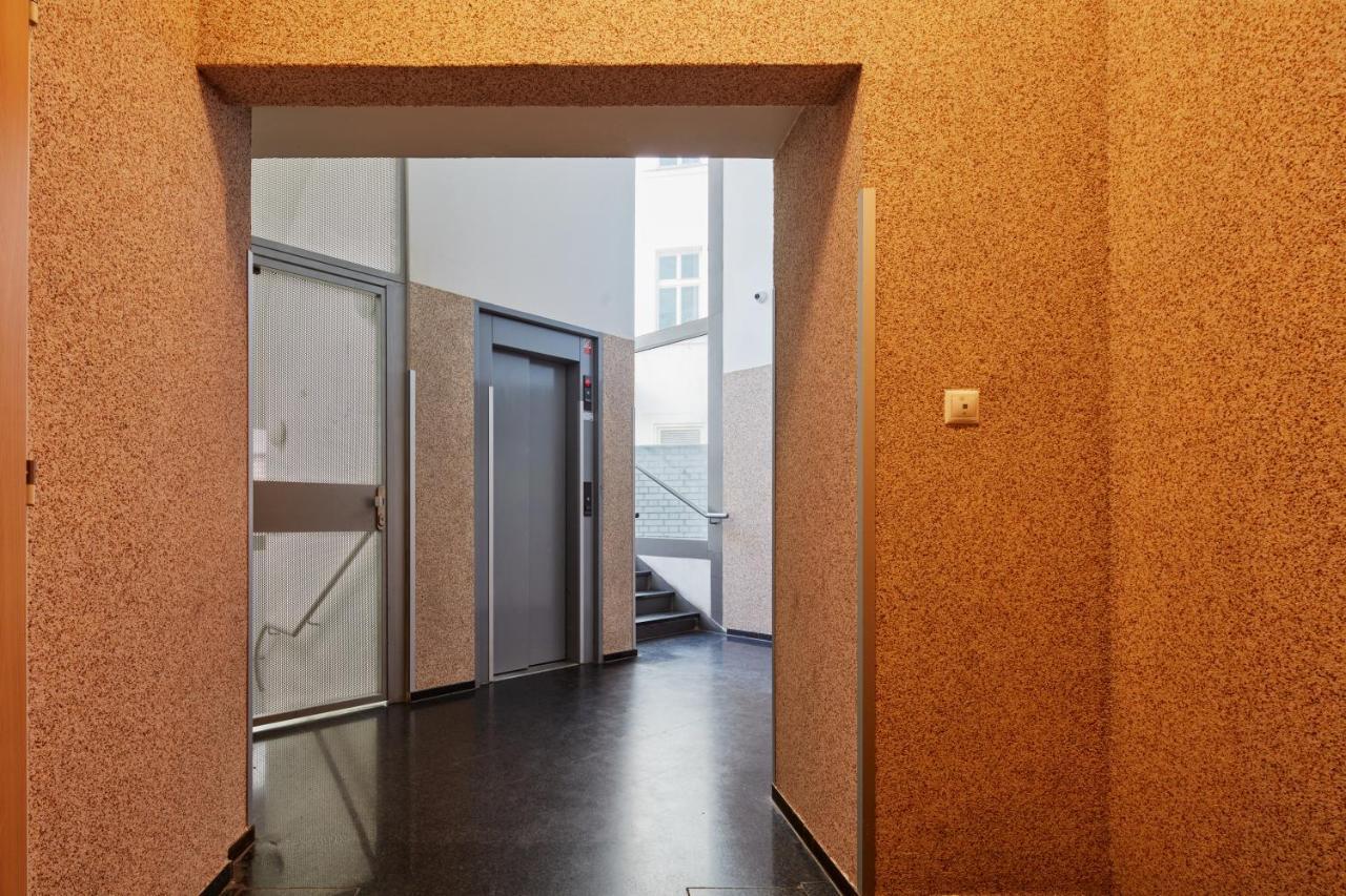 Days - Modern In New Town * Praga